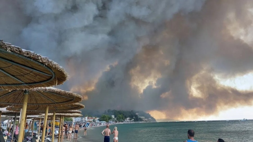 Alertă pe insula grecească Halkidiki. Turiștii au fost evacuați din cauza incendiilor de vegetație