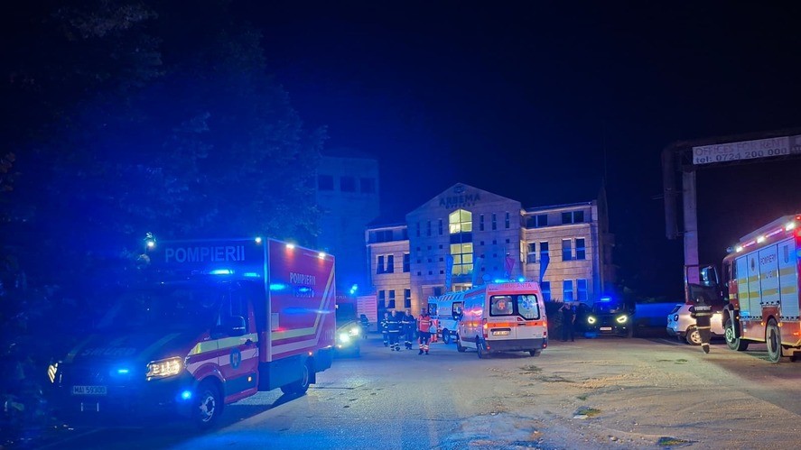 Incendiu la un centru medical din Arad. Trei pacienți internați transportați la spital cu ușoare intoxicații cu fum și atac de panică