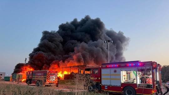 Incendiu puternic la un depozit de uleiuri din Constanța. A fost emis mesaj RO-Alert