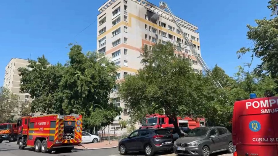 UPDATE Incendiu a fost lichidat. Foc într-un apartament din Sectorul 3 49 de persoane evacuate și o persoană transportată la spital VIDEO