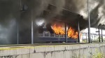Arde un vagon al unui tren de călători. Garnitura a luat foc lângă Timișoara Video