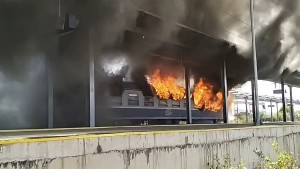 Arde un vagon al unui tren de călători. Garnitura a luat foc lângă Timișoara Video