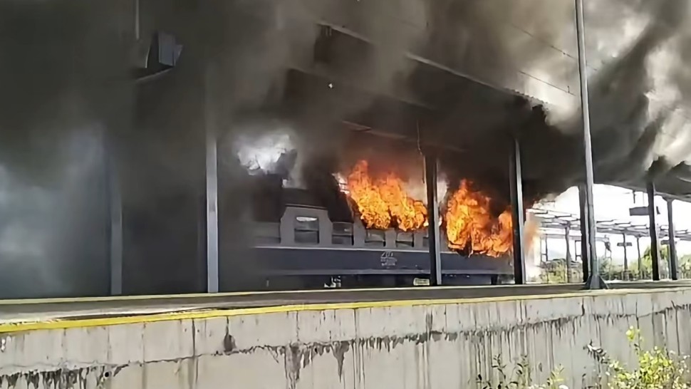 Arde un vagon al unui tren de călători. Garnitura a luat foc lângă Timișoara Video