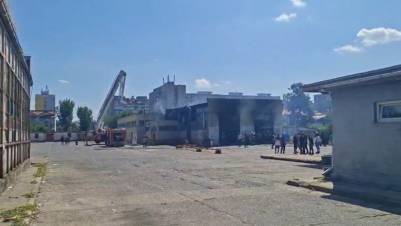 Incendiu la autobaza STB din Ferentari O hală cu destinaţia de spălătorie a luat foc. Nu sunt raportate victime