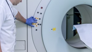 Ce a pățit un bărbat care a fost uitat șase ore într-un aparat RMN