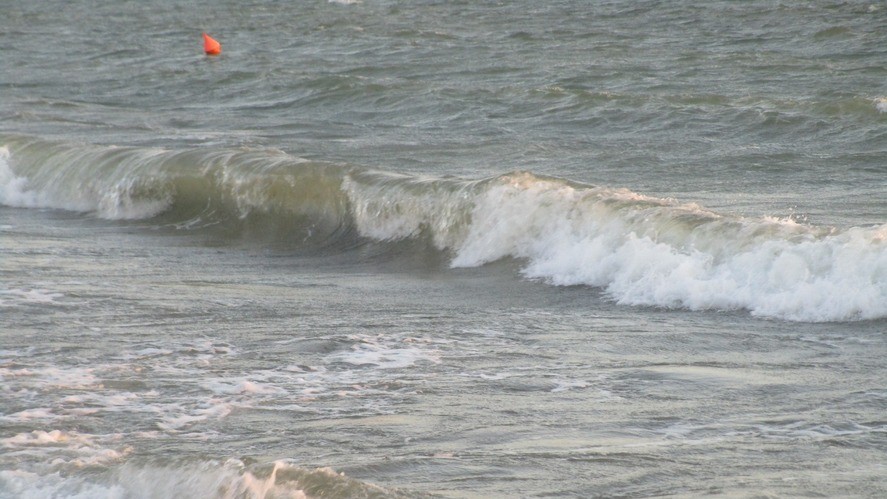 Două persoane dispărute în mare la Olimp. Tânăr de 17 ani scos de salvamari la mal. Băiatul nu a mai putut fi salvat