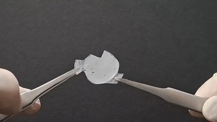 Un nou nanomaterial inventat de cercetătorii din Spania răcește suprafețele cu până la 129 C fără să utilizeze energie electrică