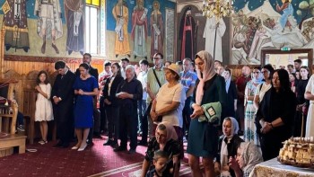 Nicușor Dan și familia sa prezenți la slujba de la Mănăstirea Dejani de lângă Făgăraş de Adormirea Maicii Domnului. Șeful statului absent de la Constanța