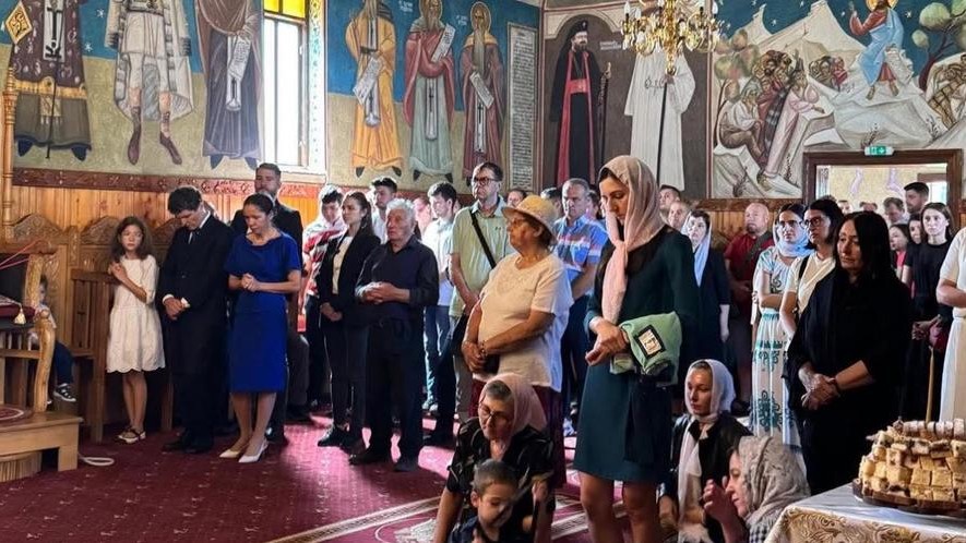 Nicușor Dan și familia sa prezenți la slujba de la Mănăstirea Dejani de lângă Făgăraş de Adormirea Maicii Domnului. Șeful statului absent de la Constanța