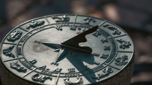 Horoscopul lunii august. Cine renaște după jumătatea acestei luni și cine trebuie să lase trecutul în urmă pentru a avea noroc