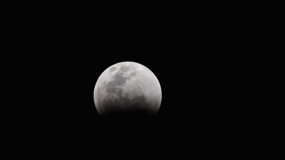 Cele patru zodii lovite direct de Eclipsa parțială de Lună. Ce se întâmplă cu acești nativi