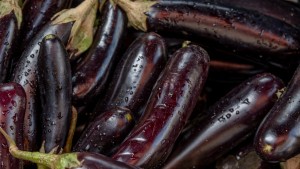De ce se amărăsc vinetele după coacere. Ce trebuie să faci imediat după ce le cureți