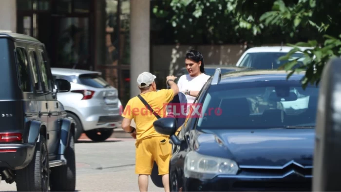 Roxana Dobre, soția lui Florin Salam, ajutor nesperat în stradă! Cine i-a luat toate bagajele din mână Foto și Video Paparazzi