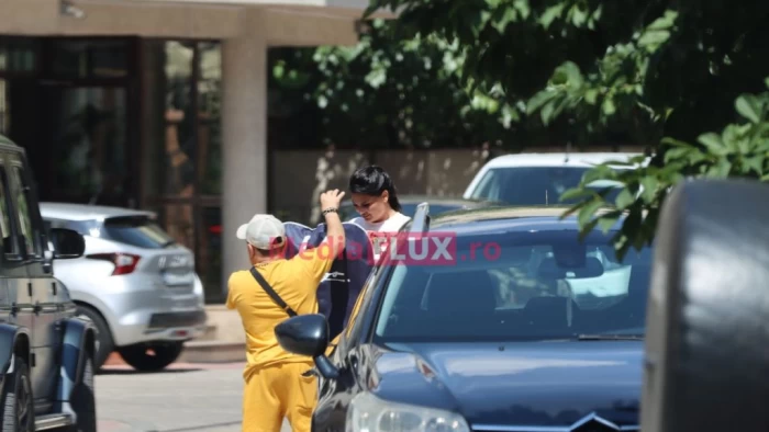 Roxana Dobre, soția lui Florin Salam, ajutor nesperat în stradă! Cine i-a luat toate bagajele din mână Foto și Video Paparazzi