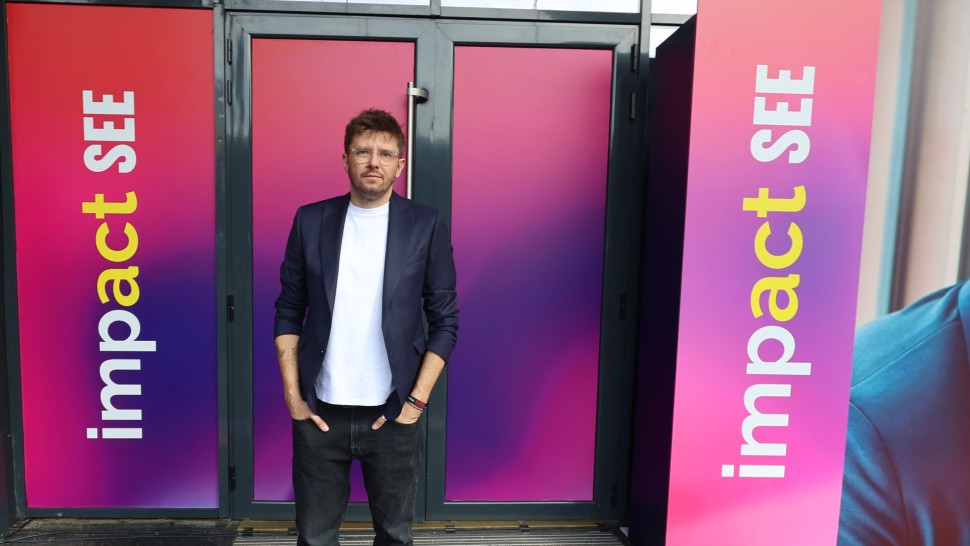Bogdan Meica General Manager Glovo România despre leadershipul în era vitezei Buclele de feedback sunt în mare parte doar teatru. Transformarea nu eșuează la bază. Eșuează de fapt în tăcere de la bază către vârf | Video