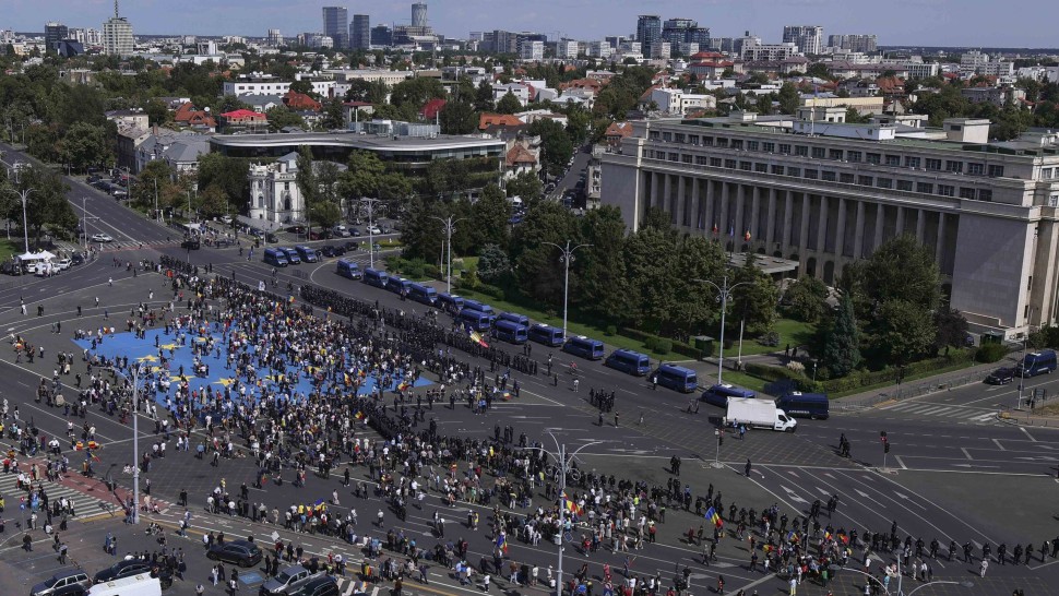 Fermierii care protestează în Capitală spun că merg la ora 10 la Guvern. În lipsa unor negocieri finale aceștia amenință că vor bloca drumurile de pe Valea Oltului și Comarnic