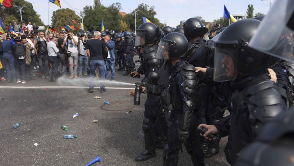 Fermierii care protestează în fața Guvernului au depus o listă cu 16 revendicări. Anunț oficial al Jandarmeriei după protestele violente