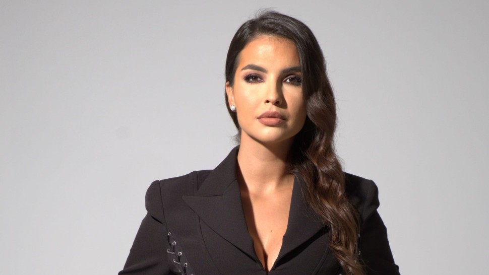 Soția lui Adrian Mutu intră în lumea televiziunii Sandra Mutu prezintă Retrospectiva Știrilor Antena Stars din 5 septembrie