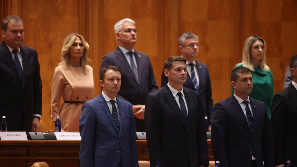 Update Guvernul Siegfried Mureșan nu a trecut de votul Parlamentului. Au fost înregistrate 182 de voturi pentru 15 împotrivă Video