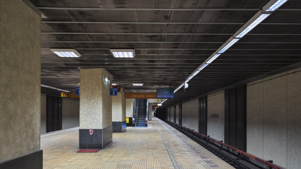Metrourile circulă cu dificultate joi dimineață. O femeie de aproximativ 25 de ani extrasă de ISU de sub o garnitură de tren inconștientă