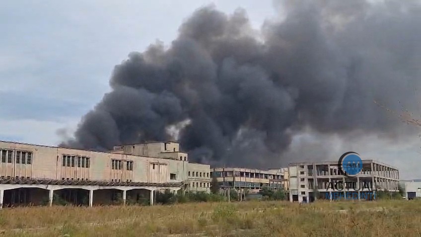 Incendiu puternic la o fabrică din Drobeta-Turnu Severin. Arde o hală de 20.000 de metri pătrați
