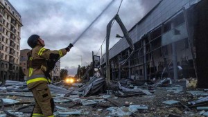 A treia zi consecutivă de atacuri la Kiev. Incendii și pagube majore în districtele orașului