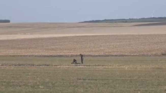O nouă dronă prăbușită pe un câmp din județul Vaslui. Zona izolată și verificată de un echipaj pirotehnic al SRI | Video