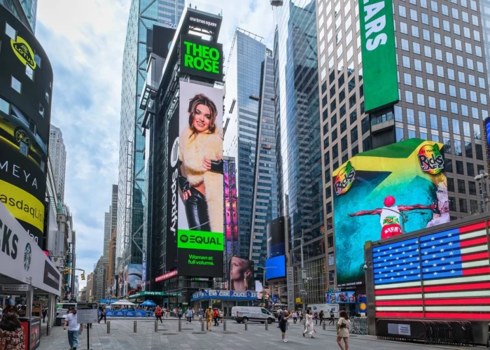 Theo Rose pe Times Square