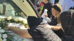 Mama Mădălinei Apostol a leșinat la înmormântare. A fost luată cu ambulanța de la procesiune | Video
