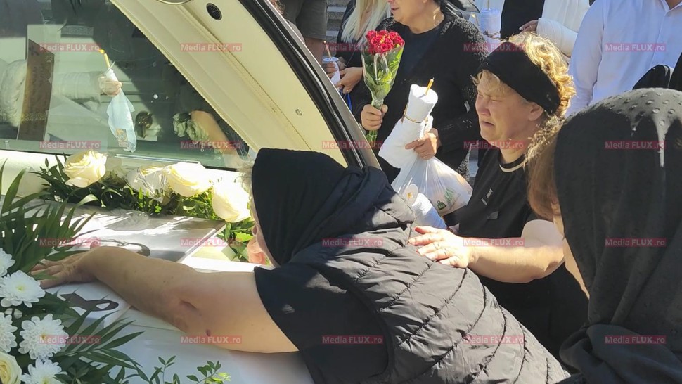 Mama Mădălinei Apostol a leșinat la înmormântare. A fost luată cu ambulanța de la procesiune | Video
