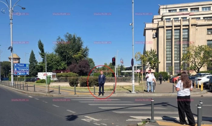 Imaginea care face cât 1.000 de cuvinte: Alexandru Nazare cu mâinile în buzunar, în față la Guvern, singur | Foto Exclusiv