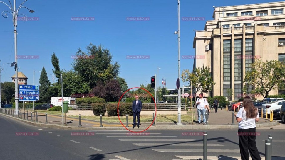 Imaginea care face cât 1.000 de cuvinte Alexandru Nazare cu mâinile în buzunar singur în fața Guvernului | Foto Exclusiv