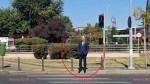 Imaginea care face cât 1.000 de cuvinte Alexandru Nazare cu mâinile în buzunar singur în fața Guvernului | Foto Exclusiv
