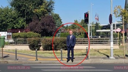 Imaginea care face cât 1.000 de cuvinte Alexandru Nazare cu mâinile în buzunar singur în fața Guvernului | Foto Exclusiv