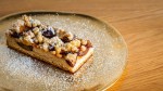 Rețetă simplă de prăjitură răsturnată cu prune. Ce soi de fructe sunt bune pentru acest desert al toamnei