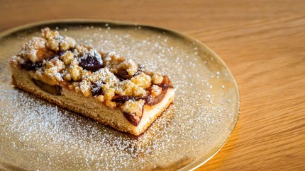 Rețetă simplă de prăjitură răsturnată cu prune. Ce soi de fructe sunt bune pentru acest desert al toamnei