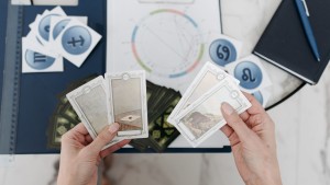 Horoscop 16 septembrie. Se întoarce roata pentru unele zodii Apar bani când se așteaptă mai puțin iar o veste schimbă planurile zilei