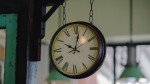 Când se schimbă ora. Ziua în care dăm ceasurile înapoi și dormim cu o oră mai mult