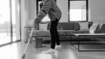 Ce să pui în apa cu care speli gresia pentru a nu rămâne urme. Trucul simplu pentru o podea curată și lucioasă