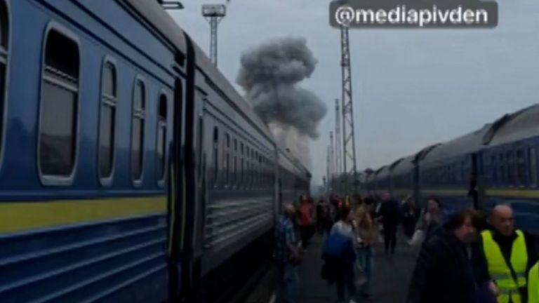 Atacuri ale Rusiei în Ucraina la granița cu Polonia Trenul în care se aflau Boris Johnson și un fost șef CIA evacuați | Video