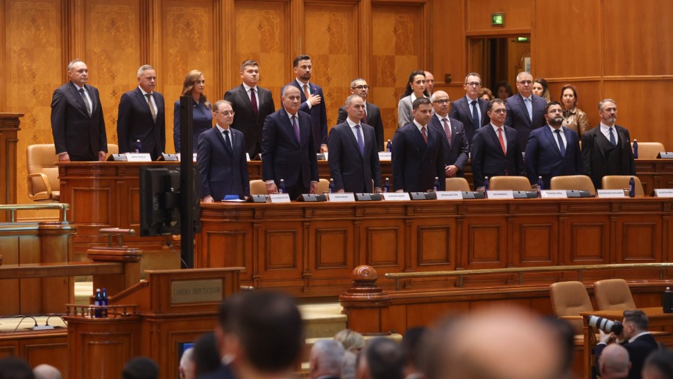 Miniștrii Guvernului Luca Niculescu depun jurământul. Prima ședință a noului Executiv marți seara Video