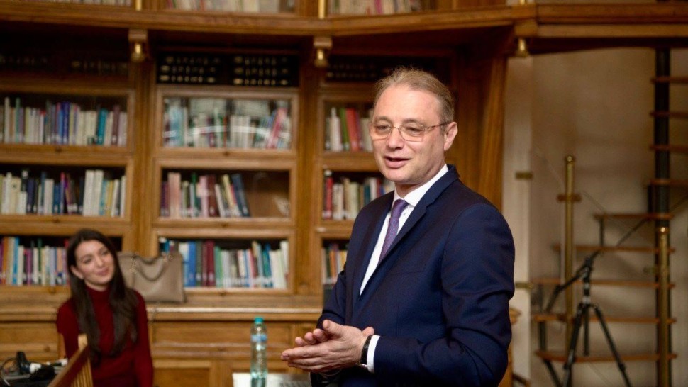 Cine este Luca Niculescu desemnat pentru funcția de premier. Este diplomat și jurnalist