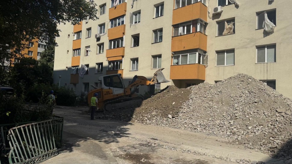 O macara s-a prăbușit peste blocul din Rahova afectat de explozie. Lucrările au fost oprite