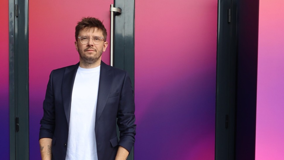 Bogdan Meica directorul general al Glovo România omul de dincolo de ecrane. Tată pasionat de gastronomie și explorator de rabbit holes între ritmul alert al comerțului rapid și filosofia pașilor mici