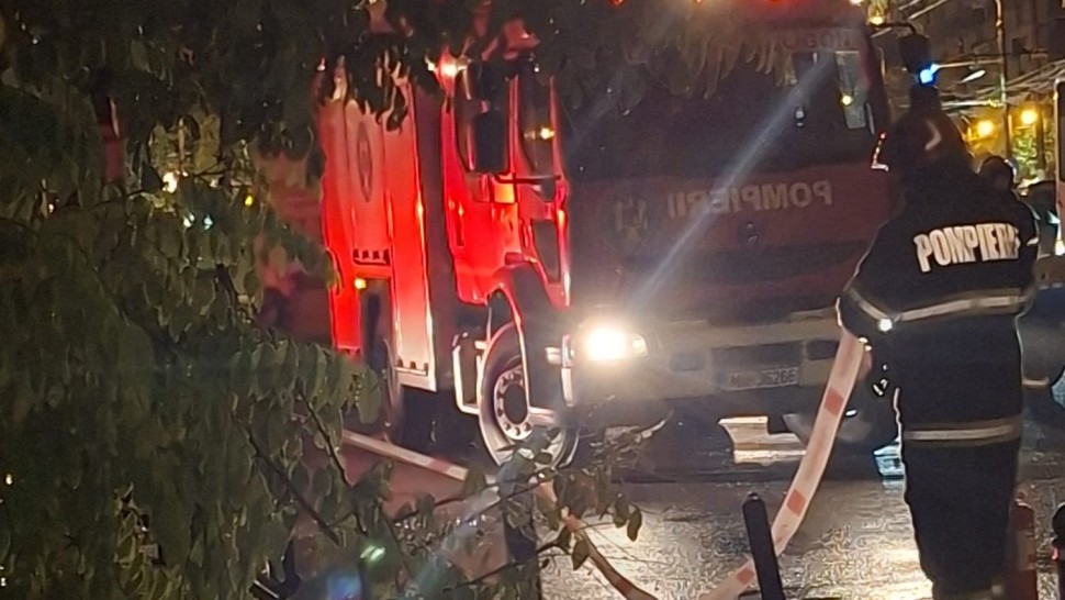 Un stâlp de iluminat a luat foc în Capitală. Intervin de urgență forțele de ordine traficul este parțial blocat Foto și Video Exclusiv