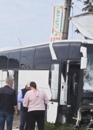 Update Autobuz în care se aflau 37 de persoane implicat într-un accident pe DN1 în Ciolpani după ce s-a izbit cu o autoutilitară. O victimă transportată cu elicopterul la spital