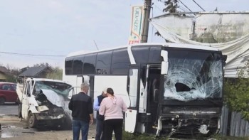 Update Autobuz în care se aflau 37 de persoane implicat într-un accident pe DN1 în Ciolpani după ce s-a izbit cu o autoutilitară. O victimă transportată cu elicopterul la spital