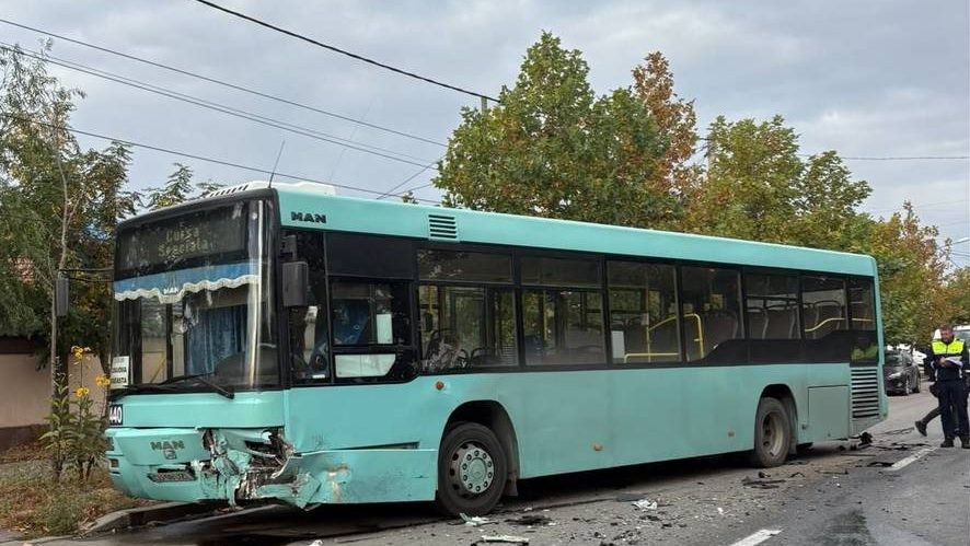 Planul Roșu de Intervenție activat la Craiova după ce un autobuz și un autoturism s-au ciocnit. Sunt implicate 20 de persoane șapte au nevoie de îngrijiri medicale