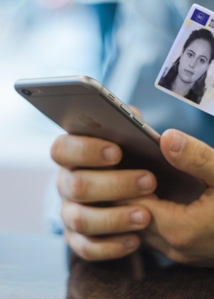 Notificări de la instituțiile statului prin e-mail și SMS. Românii vor fi anunțați din timp despre acte