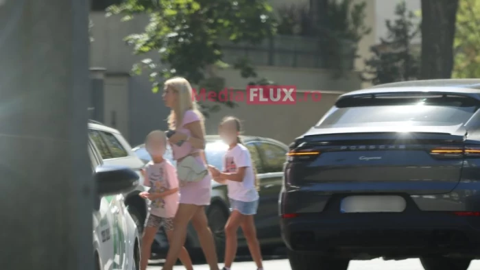 Andreea Bălan încalcă iar legea, cu copiii de mână! Parchează pe contrasens și traversează printr-o loc nepermis